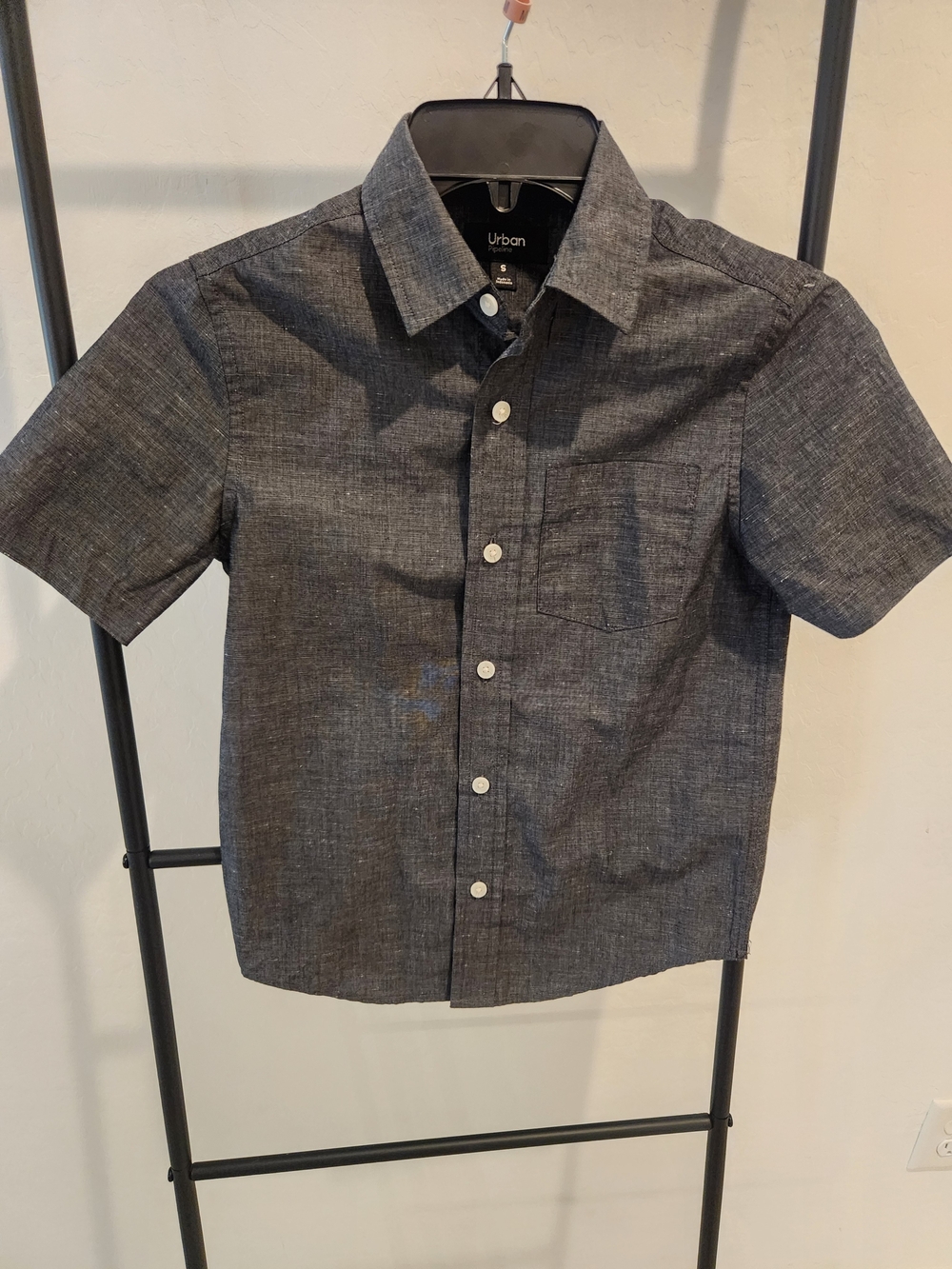 urban pipeline Boys' Short Sleeve Button-Down Shirt - Charcoal Gray